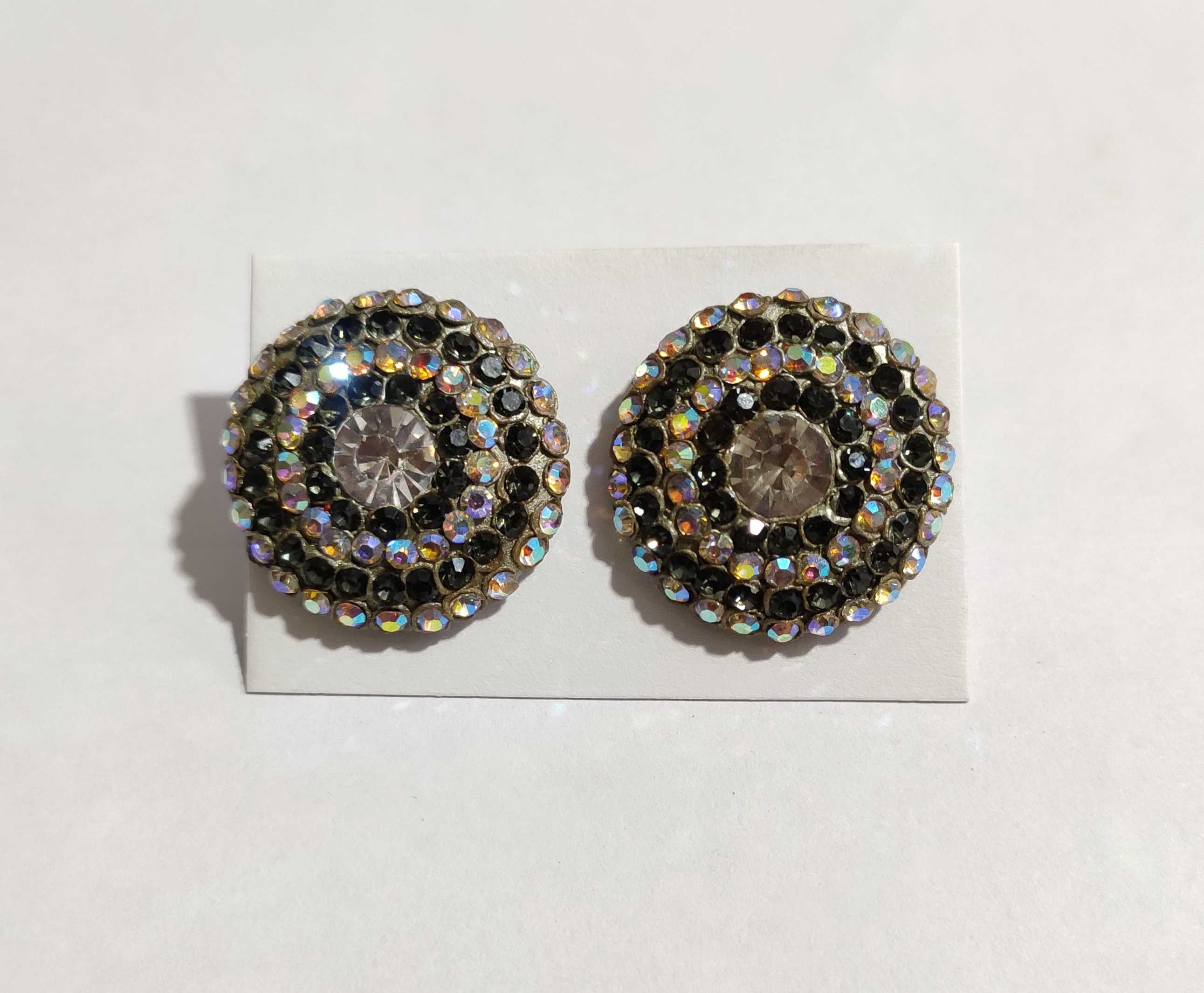 Beautiful earrings make to laack and glass